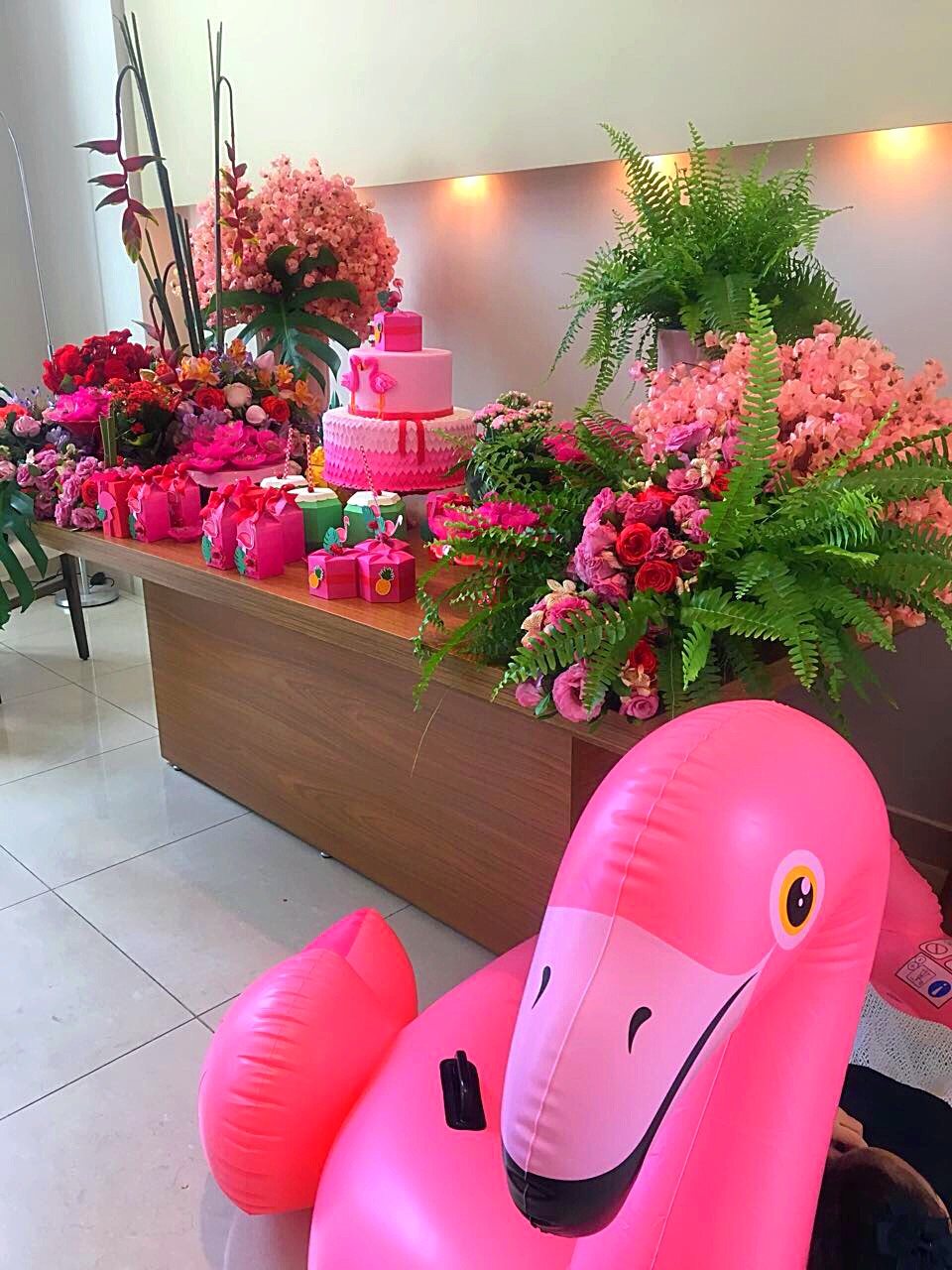Mini-party com tema tropical flamingo. Decoracão Orlando Junior, bolo Ateliê Chuva de Açúcar .
