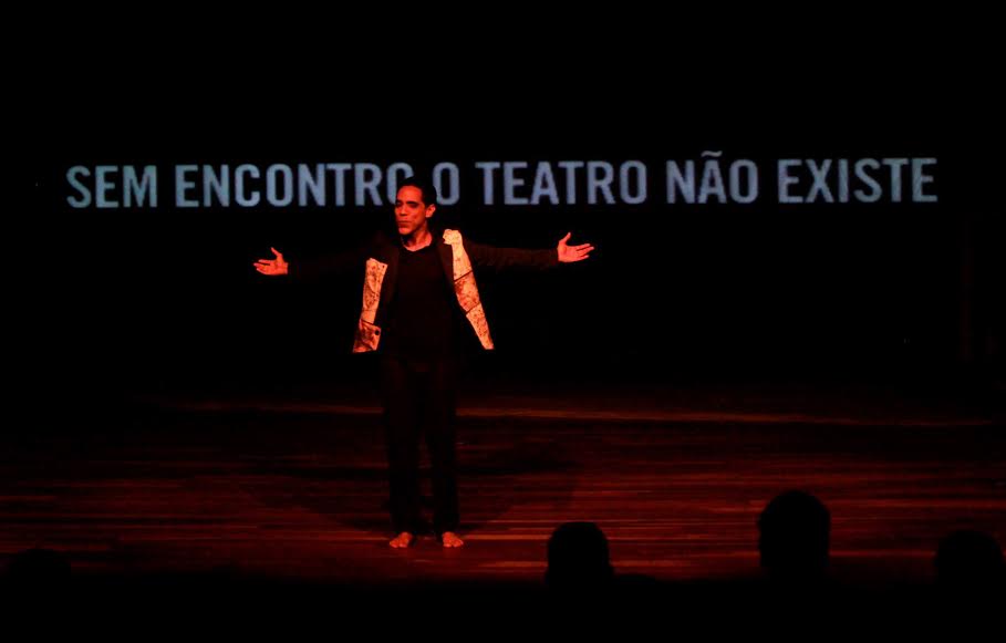 O ator Lelo Filho em cena do espetaculo Fora da Ordem Foto: Elói Corrêa/ Divulgação