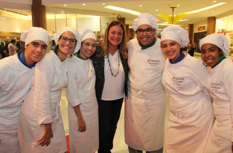 Fabiola Mansur e a equipe Unifacs