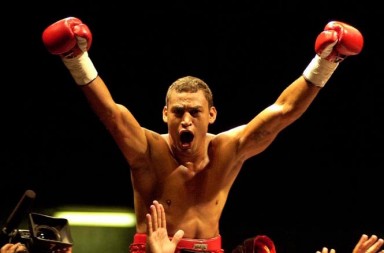 LUTA1 BRASILIA 27 01 2001 ESPORTES O PUGILISTA BAIANO ACELINO "POPO" DE FREITAS E CARREGADO NOS BRACOS APOS DERROTAR  POR NOCAUTE O PANAMENHO ORLANDO SOTO NA NOITE DE SABADO EM BRASILIA NO GINASIO NILSON NELSON FOTO DIGITAL DIDA SAMPAIO/AE