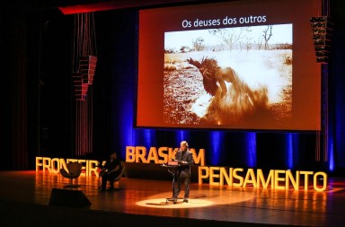 Fronteiras Braskem do Pensamento. O Fronteiras apresentou na noite deste segunda-feira (03), Mia Couto um dos principais escritores do continente africano. Foto: Vaner Casaes / Ag. BAPRESSData: 03/07/2017