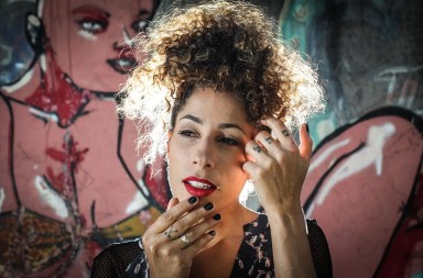 WS1 SÃO PAULO - 19/10/ 2017 - MARCIA CASTRO - CADERNO 2 - A cantora baiana Marcia Castro, se reinventa e acrescenta sonoridade eletrônica à sua MPB com disco Treta, o quarto da carreira. FOTO:WERTHER SANTANA/ESTADÃO