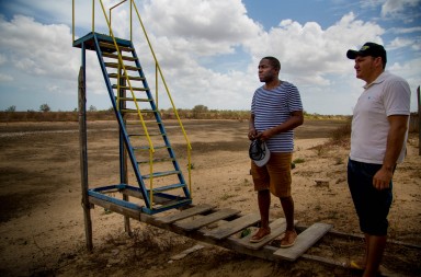 ama-lazaro-e-diego-operador-do-sistema-observam-o-rio-jaguaribe-seco_373500