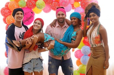 PERFORMANCE - Juliana Paixão e os youtubers Vinícius Mello, Aline Ramos, Diogo Pretto e Nai Darling