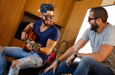 12 de Julho de 2016, Os volistas da banda Oito7Nove4, Rafael Marques e Filipe “Pipo” Marques, posam para fotos em seu esudio na cidade de salvador, bahia, para o fortal 2016.