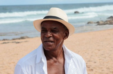 Antonio Pitanga na praia_preview