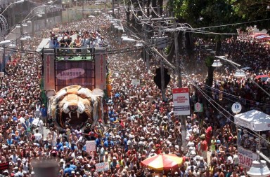 Depois de seis dias de carnaval em três circuitos, o Arrastão da Timbalada encerra os festejos da maior festa de rua do planeta na Quarta-Feira de Cinzas. Comandado pelo músico Carlinhos Brown, o Arrastão teve a participação da Timbalada, do Oludum e de Margareth Menezes, além de um convidado especial: o Galo da Madrugada de Recife. Ivete encerrou o cortejo com Tomate. >Arrastão de IveteCrédito: Marina Silva