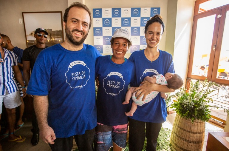 A pescadora Alessandra Gondim, a Dandinha, entre Dante e Katrin Bassi Foto Affonso Fontoura