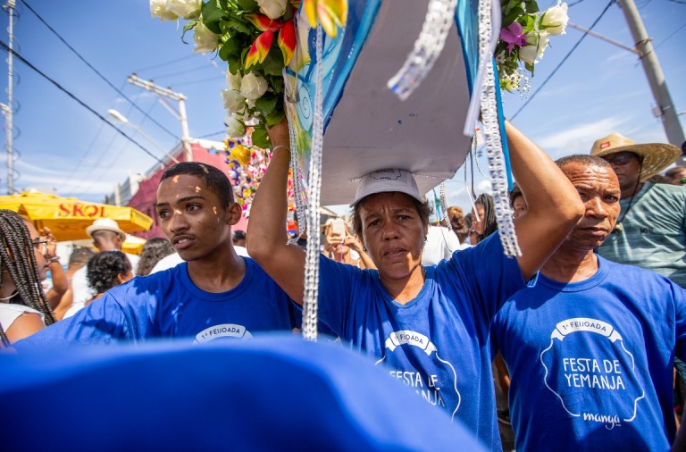 A pescadora Dandinha conduz a oferenda do Manga até barco Foto Affonso Fontoura