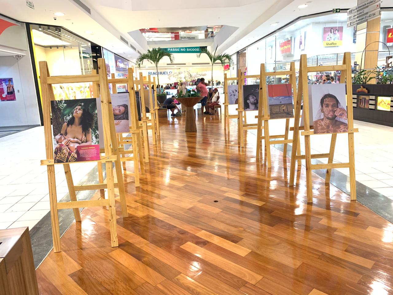 Montagem exposição Viva Mulher