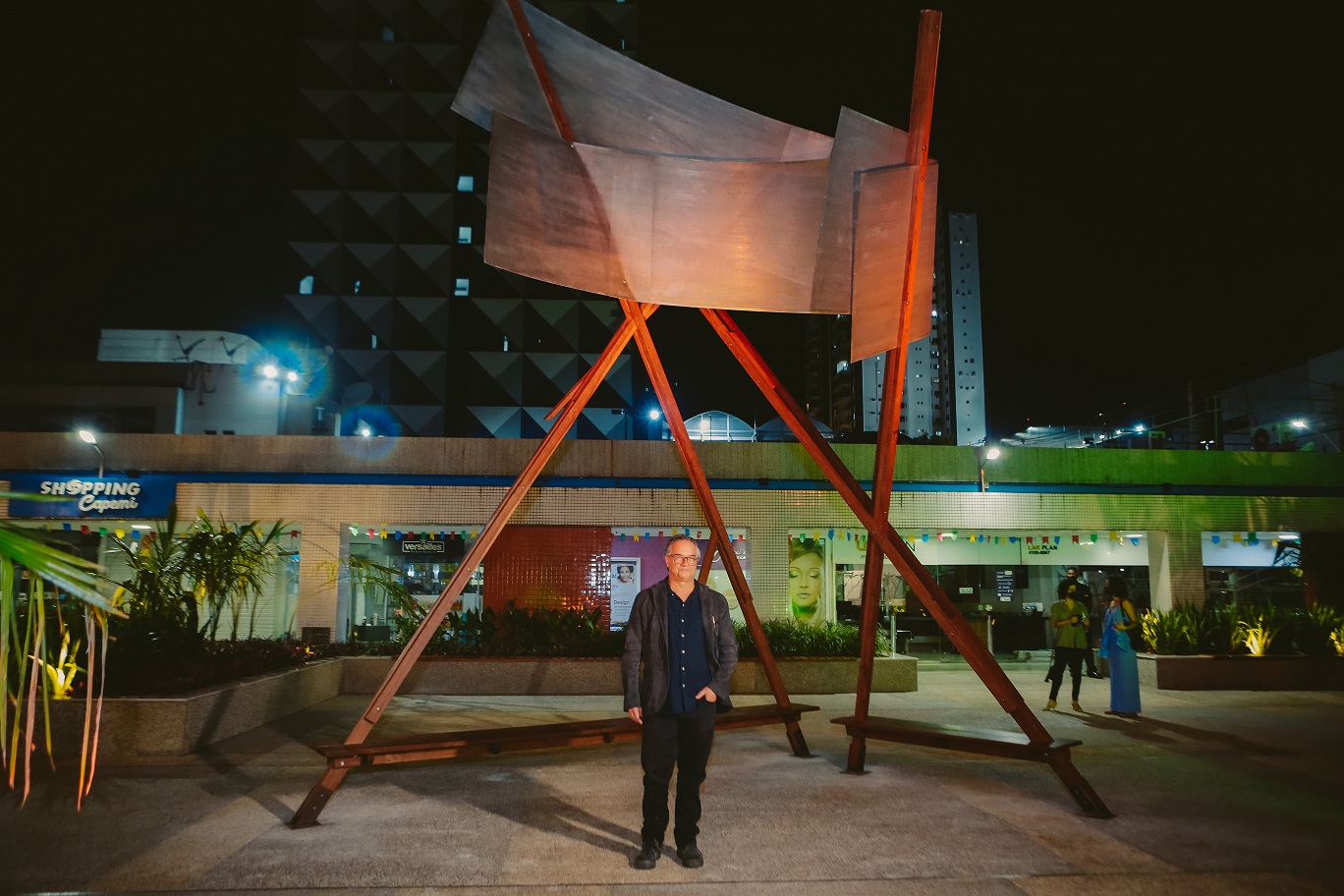 MOacir Gramacho e a escultura que criou para o novo Capemi