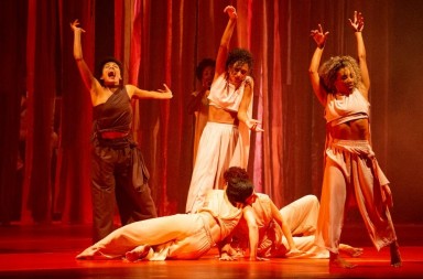 Depois de uma temporada de estreia abençoada pelo homenageado e com ingressos esgotados em três datas no início do mês de julho, o Balé Teatro Castro Alves (BTCA) volta a cartaz com o espetáculo “Viramundo”, que celebra os 80 anos de Gilberto Gil. Inspirado pela riqueza da obra deste imortal baiano, a companhia oficial de dança da Bahia, sob direção e criação coreográfica de Duda Maia, se une à Orquestra Afrosinfônica, regida pelo maestro Ubiratan Marques, para colocar no palco uma montagem de beleza em dança e música. Todo o elenco do BTCA está em cena, ressoando as danças que Gilberto Gil, em sua figura e em sua produção, desperta em seus corpos. Na conexão entre ancestralidade e futuro, raízes e profecias, sertão e litoral, ecologias e tecnologias, despontam a diversidade, a atemporalidade, a generosidade.